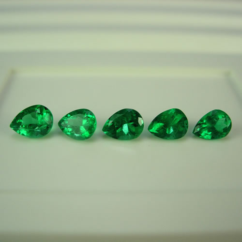 コロンビア産エメラルド　ペアシェイプ　1.32ct　ジュエリールース da591