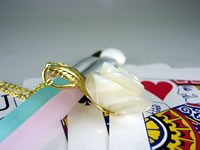 Ｋ１８ラビアンローズ　白蝶貝〔マザーオブパール〕ペンダントジュエリー