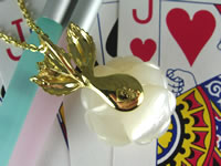 Ｋ１８ラビアンローズ　白蝶貝〔マザーオブパール〕ペンダントジュエリー